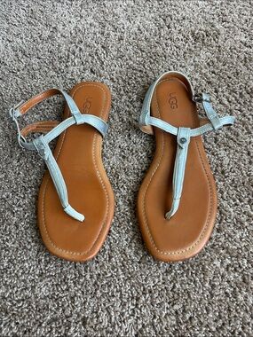 UGG Silver Leather T-Strap Sandals with Tan Footbed Size 7.5